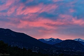 Longs Peak Cabin - Monthly Long-term Vacation Rental 30+ Days -- Estes