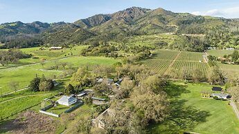 Valley of the Moon by Avantstay Tranquil Escape, Large Yard w/ Hot Tub