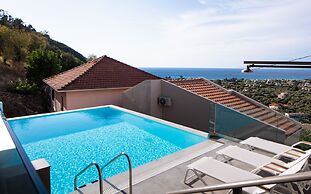 Halcyon Deluxe Maisonettes Sea View