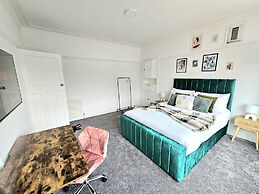 Charming 3-Bed Oasis-free parking