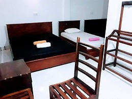 Black And White Kandy Guest House