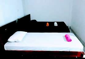 Black And White Kandy Guest House