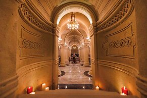 Signature Cave Premium Suites