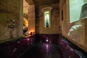 Signature Cave Premium Suites