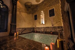 Signature Cave Premium Suites