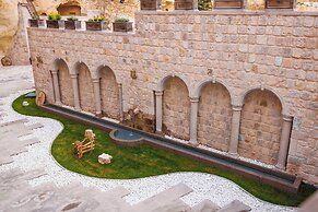 Signature Cave Premium Suites