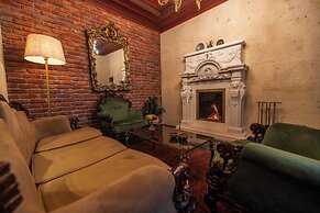 Signature Cave Premium Suites