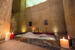 Signature Cave Premium Suites