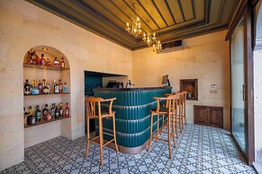 Signature Cave Premium Suites