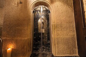 Signature Cave Premium Suites