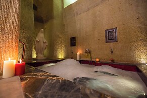 Signature Cave Premium Suites