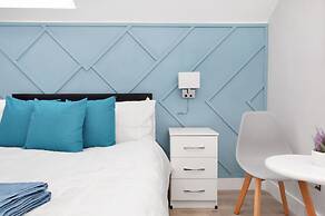 Stylish 4-bed Apartment - Parking & Central Links