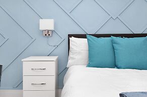 Stylish 4-bed Apartment - Parking & Central Links