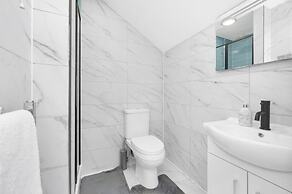 Stylish 4-bed Apartment - Parking & Central Links