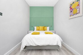 Stylish 4-bed Apartment - Parking & Central Links