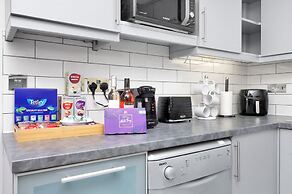 Stylish 4-bed Apartment - Parking & Central Links