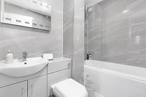 Stylish 4-bed Apartment - Parking & Central Links