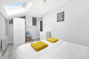 Stylish 4-bed Apartment - Parking & Central Links