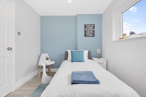 Stylish 4-bed Apartment - Parking & Central Links
