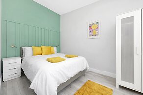 Stylish 4-bed Apartment - Parking & Central Links