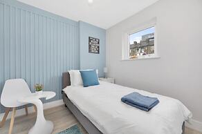 Stylish 4-bed Apartment - Parking & Central Links