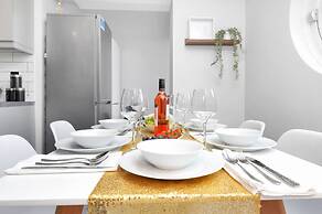 Stylish 4-bed Apartment - Parking & Central Links