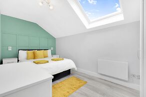 Stylish 4-bed Apartment - Parking & Central Links