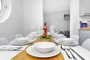 Stylish 4-bed Apartment - Parking & Central Links