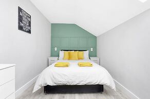 Stylish 4-bed Apartment - Parking & Central Links