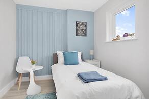 Stylish 4-bed Apartment - Parking & Central Links