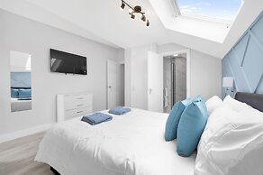 Stylish 4-bed Apartment - Parking & Central Links