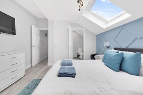 Stylish 4-bed Apartment - Parking & Central Links