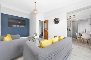 Stylish 4-bed Apartment - Parking & Central Links