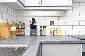 Stylish 4-bed Apartment - Parking & Central Links