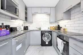 Stylish 4-bed Apartment - Parking & Central Links
