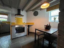 Charming 2-bed House in Llansteffan