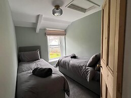 Charming 2-bed House in Llansteffan