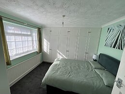 Stunning 4-bed House in Rochester
