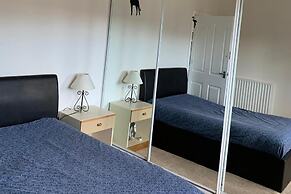 2 Bed Flat - Sleeps 4 - Parking - Wifi
