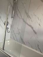 2 Bed Flat - Sleeps 4 - Parking - Wifi