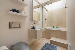 Prvt Architectural Masterpiece w Views hot tub