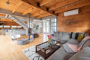 Prvt Architectural Masterpiece w Views hot tub