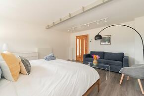 Prvt Architectural Masterpiece w Views hot tub