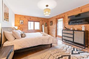 Sun-filled Log Home on 20 Prvt Acres Nr Rhinebeck