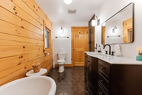 Sun-filled Log Home on 20 Prvt Acres Nr Rhinebeck