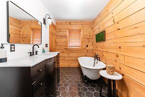 Sun-filled Log Home on 20 Prvt Acres Nr Rhinebeck