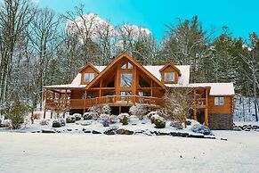 Sun-filled Log Home on 20 Prvt Acres Nr Rhinebeck