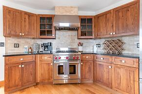 Sun-filled Log Home on 20 Prvt Acres Nr Rhinebeck