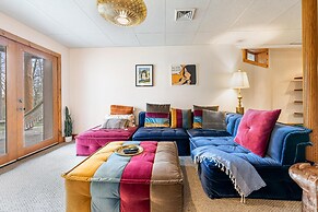 Sun-filled Log Home on 20 Prvt Acres Nr Rhinebeck