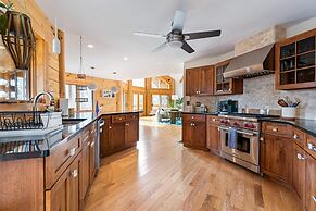 Sun-filled Log Home on 20 Prvt Acres Nr Rhinebeck